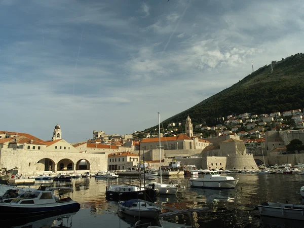Dubrovnik és a harbor hajnalban — Stock Fotó