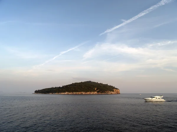 Остров и лодка — стоковое фото