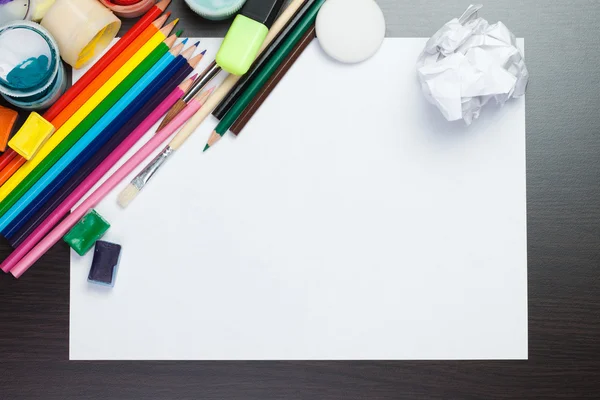 Blanco vel papier met kleurrijke kunstenaar instrumenten creatieve p — Stockfoto