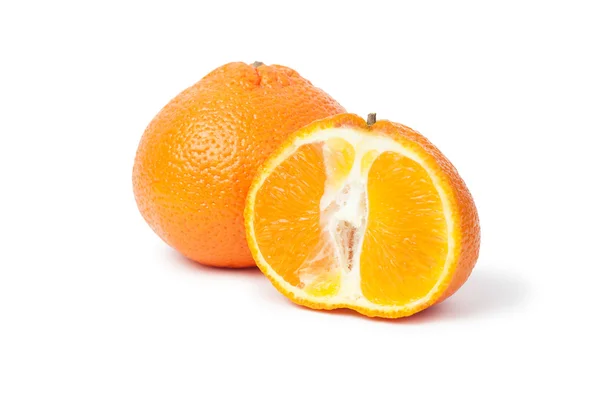 Mandarina fresca e meia isolada em branco — Fotografia de Stock