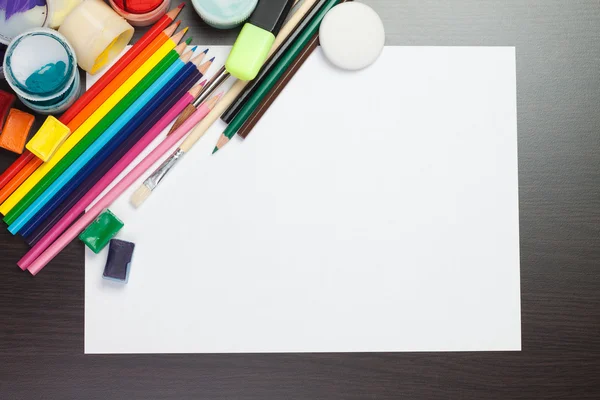 Tomt pappersark med färgstarka konstnär instrument kreativa p — Stockfoto