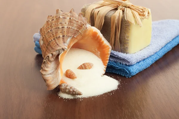 Bad tillbehör bakgrund - handgjord tvål, handdukar och salt — Stockfoto