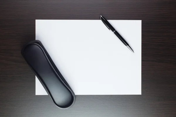 Boş yaprak kağıt kalem ve telefon ile tablo — Stok fotoğraf