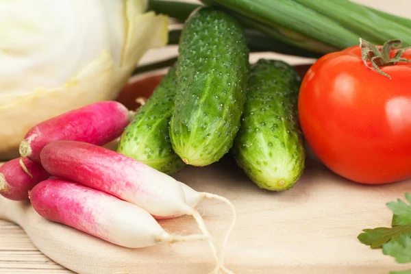 Verduras frescas en la tabla dura. cocina de alimentos —  Fotos de Stock