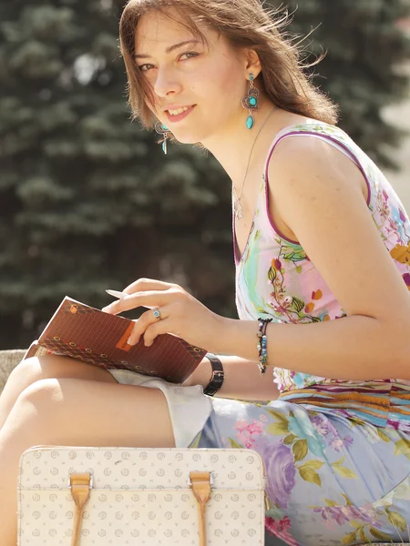 Dziewczyna z notatnikiem — Zdjęcie stockowe