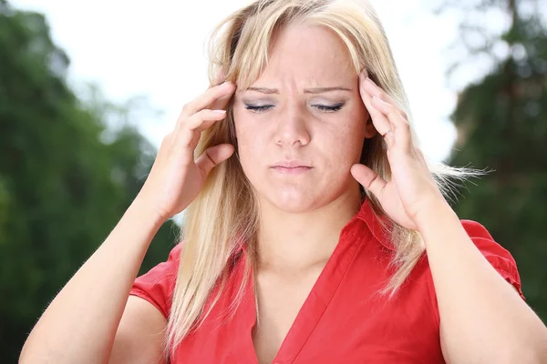 Dziewczyna cierpi na migrenę — Zdjęcie stockowe