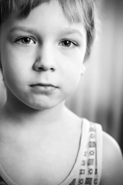 Porträtt av en vacker pojke — Stockfoto