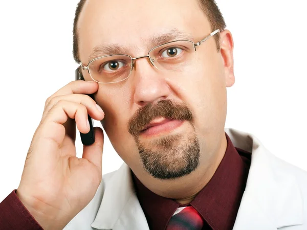 Docteur parlant sur un téléphone portable — Photo