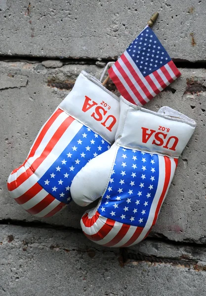 Luvas de boxe usadas e bandeira dos EUA — Fotografia de Stock