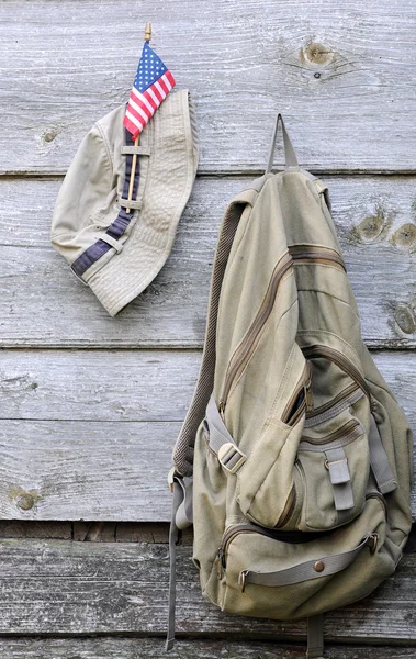 Haki şapka, sırt çantası ve ABD bayrağı — Stok fotoğraf