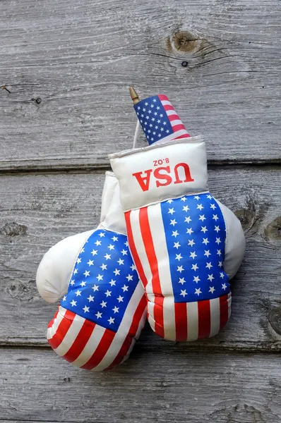 Перчатки для бокса и малюсенький флаг США — стоковое фото