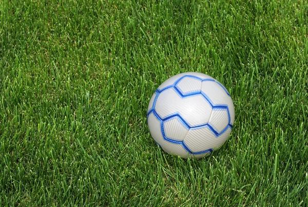 Piłka nożna na trawniku — Zdjęcie stockowe