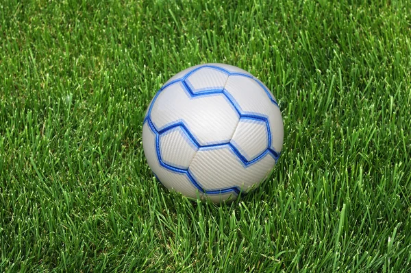 Pelota de fútbol en la hierba verde —  Fotos de Stock