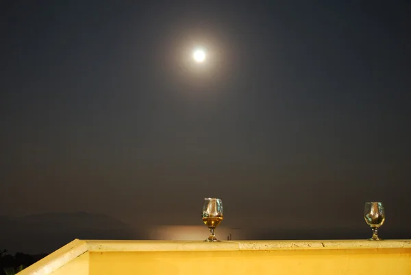 Bicchiere da vino e luna piena — Foto Stock