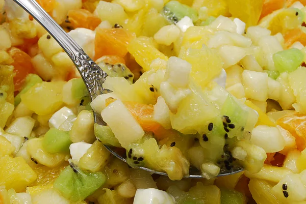 Kaşık ile meyve salatası — Stok fotoğraf