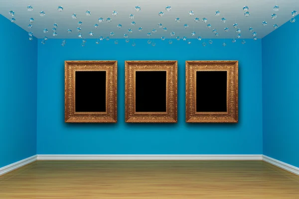 Синяя пустая комната с рамками — стоковое фото