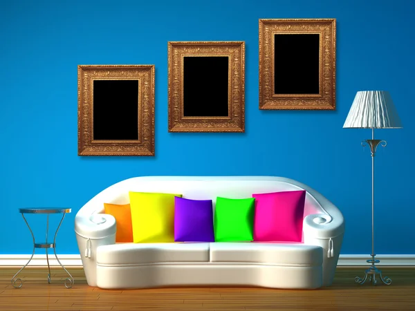 Голубая минималистская гостиная с белым диваном, столом, стандартной лампой — стоковое фото
