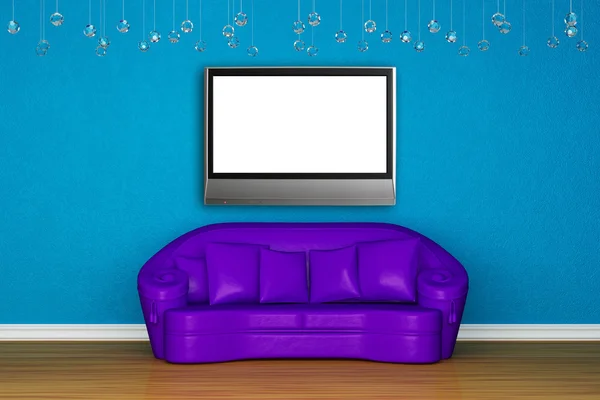 Фиолетовый диван с ЖК-телевизором в синий интерьер — стоковое фото