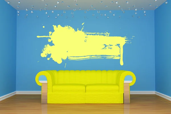 Salon bleu avec canapé jaune et cadre éclaboussant — Photo