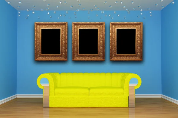 Niebieski minimalistyczny salon z kanapa żółty i trzy ramki — Zdjęcie stockowe