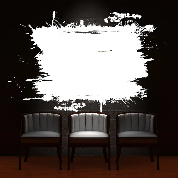Três cadeira com moldura splash no interior minimalista escuro — Fotografia de Stock