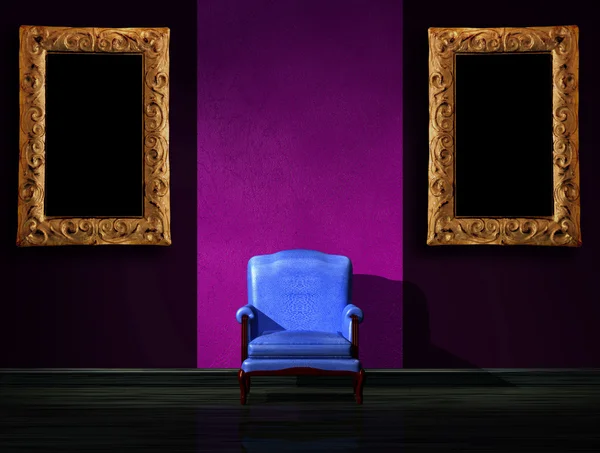Cadeira azul sozinha com duas molduras no interior escuro — Fotografia de Stock