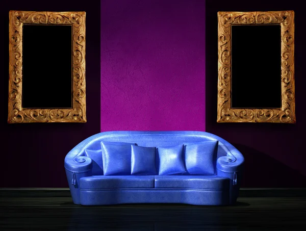 Μπλε καναπέ με μωβ μέρος του τοίχου στο μινιμαλιστικό εσωτερικό — Φωτογραφία Αρχείου