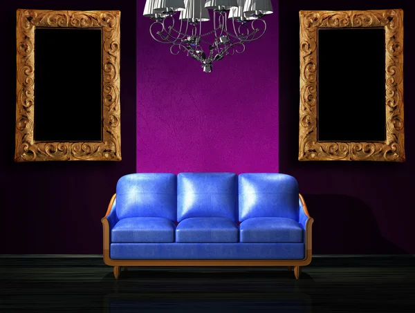 Sofá de couro azul com lustre de luxo e molduras na galeria — Fotografia de Stock