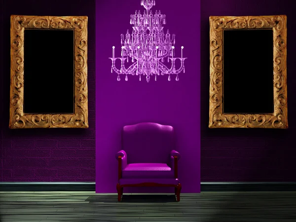 Фиолетовый стул с роскошной люстрой и рамками в темном интерьере — стоковое фото