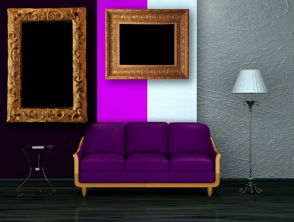 Fialový gauč s tabulek, rámečků obrázků a lampy v dvoulůžkovém pokoji barevná — Stock fotografie