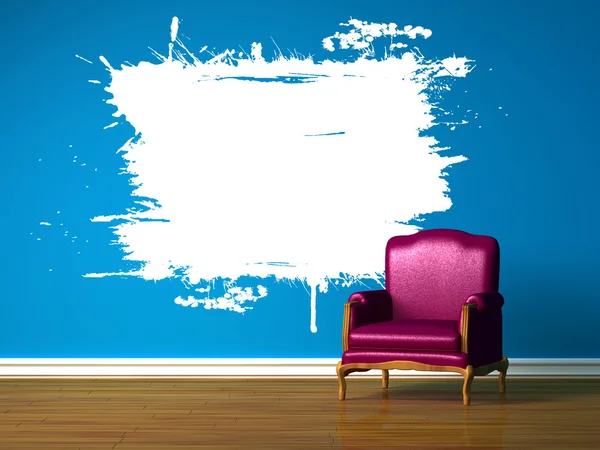 Фіолетовий стілець з білим сплеском в синьому мінімалістичному інтер'єрі — стокове фото