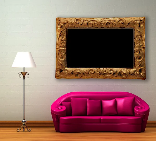 Ροζ καναπέ με πρότυπο λαμπτήρα και του παλαιού πλαισίου στο μινιμαλιστικό εσωτερικό — Φωτογραφία Αρχείου