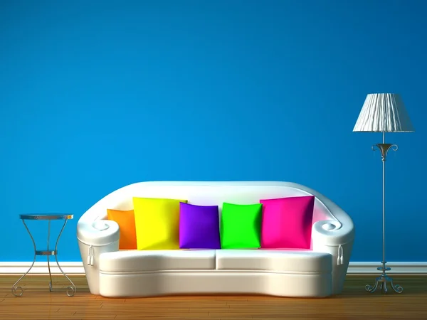 Chambre bleue avec canapé blanc, table et lampe standard — Photo