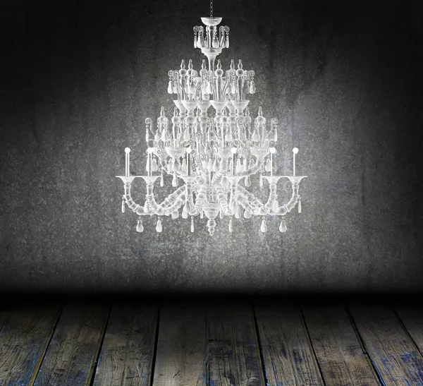Kristall-Kronleuchter hängt in einem dunklen grungy Raum — Stockfoto