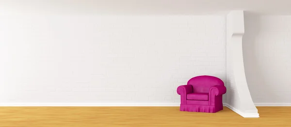 Sám fialové křeslo v moderní minimalistický interiér — Stock fotografie