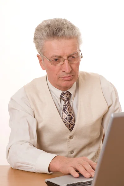 Hombre de negocios mayor sentado junto a la computadora portátil — Foto de Stock