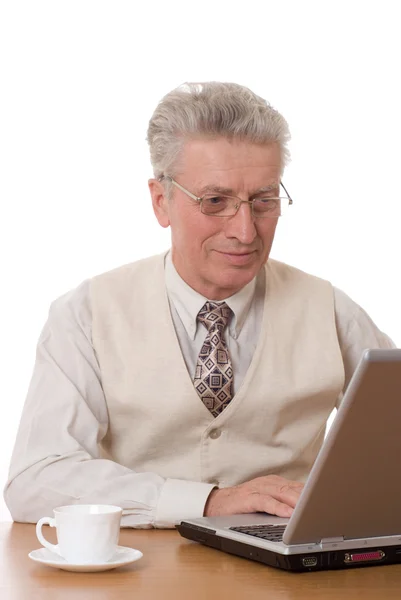 Portret firmy starszy człowiek siedząc przy laptopie — Zdjęcie stockowe