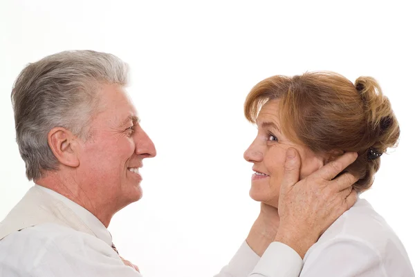 Bejaarde echtpaar veel plezier samen op een witte achtergrond — Stockfoto