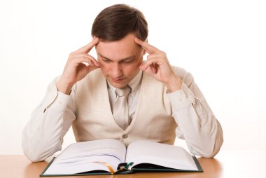 genç yakışıklı işadamı beyaz üzerine bir kitap okuma