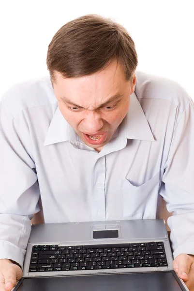 Jonge man schuld voor een laptop op een witte achtergrond — Stockfoto