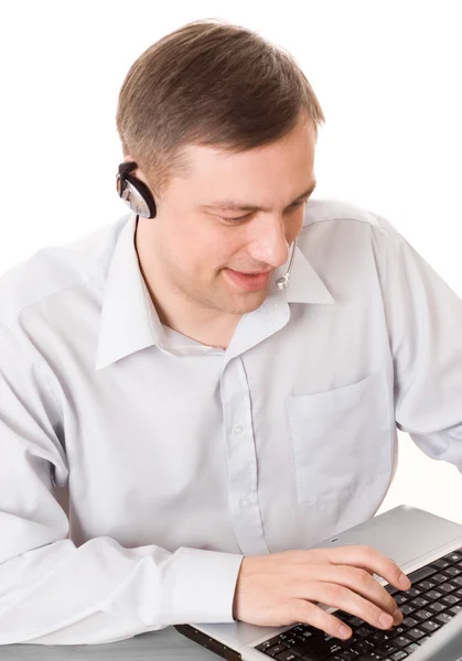 Man aan het werk met laptop op witte — Stockfoto