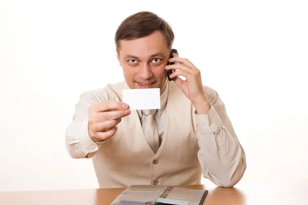 Muž mluví po telefonu u stolu — Stock fotografie