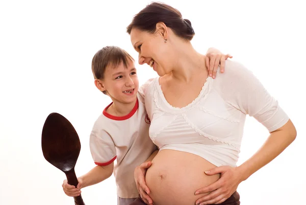 Сын рядом с беременной матерью — стоковое фото