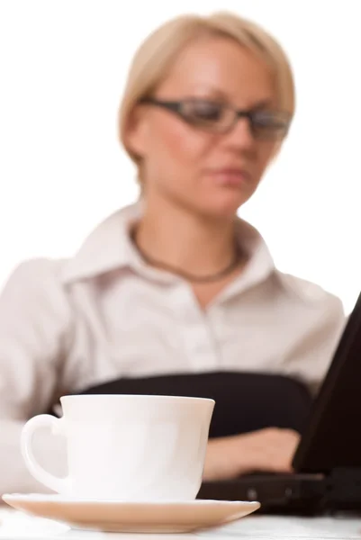 Νεαρή γυναίκα με έναν υπολογιστή — Φωτογραφία Αρχείου