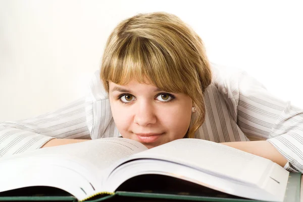 Jovem estudante com um livro sobre fundo branco — Fotografia de Stock