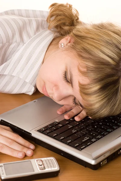 Hermosa chica joven durmiendo en un ordenador portátil — Foto de Stock