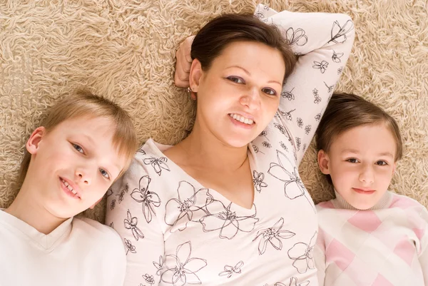 Mamma è con i suoi due figli — Foto Stock
