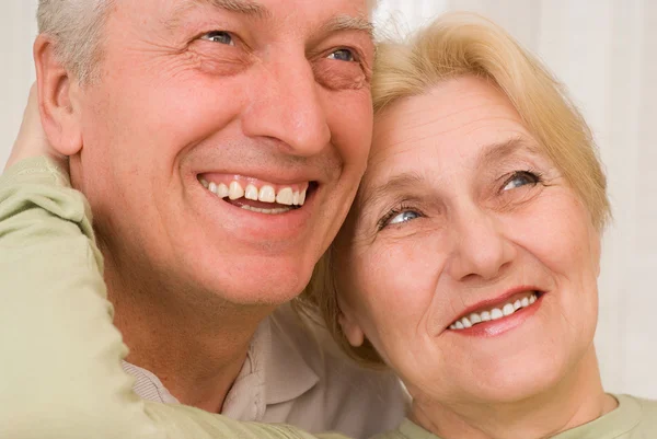 Счастливые мужчины и женщины среднего возраста — стоковое фото