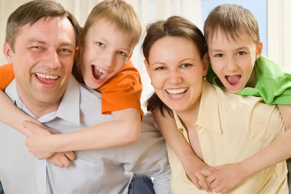 Lyckliga föräldrar med två barn — Stockfoto