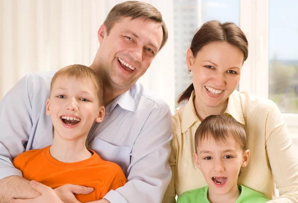 Lyckliga föräldrar med två barn — Stockfoto